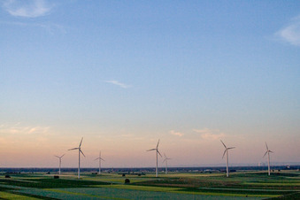 Windenergieanlagen ( WEA ) - Windräder- auf einem Feld Herxheimweyher im Bundesland Rheinland-Pfalz, Deutschland