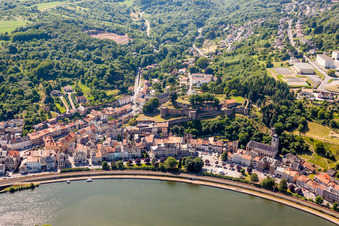 Dorfkern mit Festungsruine Sierck an den Fluss- Uferbereichen der Mosel in Sierck-les-Bains in Grand Est im Bundesland Moselle, Frankreich