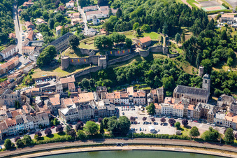 Luftbild von Dorfkern mit Festungsruine Sierck an den Fluss- Uferbereichen der Mosel in Sierck-les-Bains in Grand Est im Bundesland Moselle, Frankreich