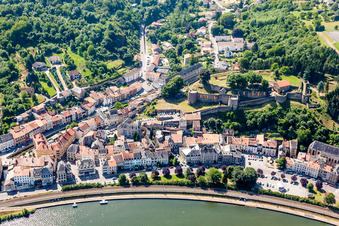Luftaufnahme von Dorfkern mit Festungsruine Sierck an den Fluss- Uferbereichen der Mosel in Sierck-les-Bains in Grand Est im Bundesland Moselle, Frankreich