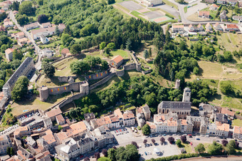 Schrägluftbild von Sierck-les-Bains im Bundesland Moselle, Frankreich