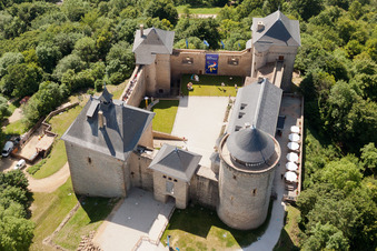 Burganlage des Schloß Château de Malbrouck, ursprünglich Meinsberg genannt, in Manderen in Alsace-Champagne-Ardenne-Lorraine. In der Kulturstätte sind regelmäßig Ausstellungen, wie " Niki Saint Phalle " zu sehen im Bundesland Moselle, Frankreich