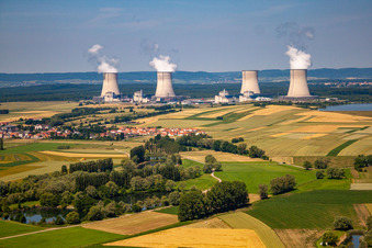Reaktorblöcke, Kühlturmbauwerke und Anlagen des EDF AKW - KKW Atomkraftwerk - Kernkraftwerk in Cattenom in Alsace-Champagne-Ardenne-Lorraine im Bundesland Moselle, Frankreich