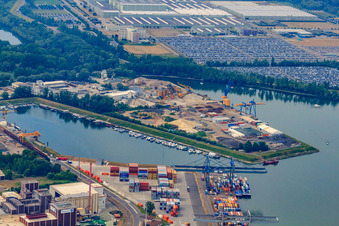 Mercedes-Benz Global Logistics Center GLC auf der Insel Grün in Germersheim im Bundesland Rheinland-Pfalz, Deutschland