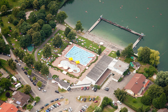 Schwimmbecken des Freibades Ernst-Freyer-Bad in Philippsburg im Bundesland Baden-Württemberg, Deutschland