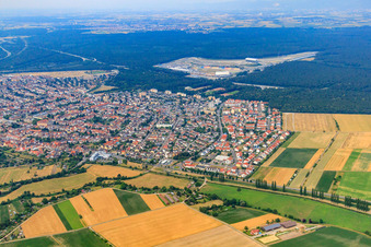 Luftbild von Stadtansicht von Süden in Hockenheim im Bundesland Baden-Württemberg, Deutschland