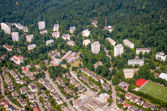 Hochhäuser und Ein-und Mehrfamilienbebauung am Hang des südlichen Odenwalds im Ortsteil Emmertsgrund in Heidelberg im Ortsteil Boxberg im Bundesland Baden-Württemberg, Deutschland