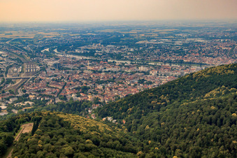 Stadtansicht von Südosten mit Ehrenfriedhof im Ortsteil Weststadt in Heidelberg im Bundesland Baden-Württemberg, Deutschland