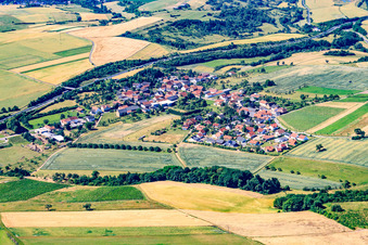 Ortsansicht der Straßen und Häuser der Wohngebiete in Waldböckelheim im Bundesland Rheinland-Pfalz, Deutschland