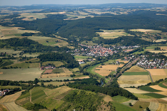 Bahn und Nahe aus Westen in Staudernheim im Bundesland Rheinland-Pfalz, Deutschland