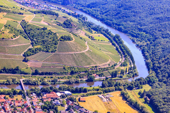 Luftaufnahme von Weindorf an der Nahe unter der Weinlage Hermannsberg in Oberhausen an der Nahe im Bundesland Rheinland-Pfalz, Deutschland