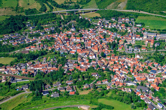 Ortsansicht der Straßen und Häuser der Wohngebiete in Alsenz im Bundesland Rheinland-Pfalz, Deutschland
