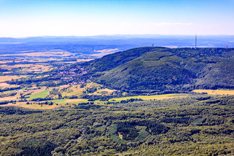 Blick zum Ort am Donnersberg in Dannenfels im Bundesland Rheinland-Pfalz, Deutschland