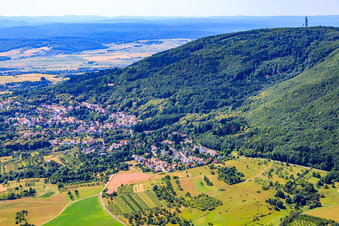 Dorf zu Füßen des Donnersberg in Dannenfels im Bundesland Rheinland-Pfalz, Deutschland