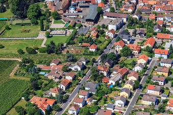 Luftbild von Gebäude und Parkanlagen am Weingut Dr. Bürklin-Wolf in Wachenheim an der Weinstraße im Bundesland Rheinland-Pfalz, Deutschland