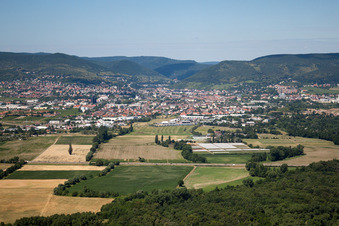 Luftbild von Neustadt an der Weinstraße von Osten im Bundesland Rheinland-Pfalz, Deutschland