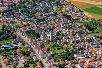 Kirchenturm und Turm- Dach am Kirchengebäude der Heilig Kreuz im Ortsteil Lachen-Speyerdorf in Neustadt an der Weinstraße im Bundesland Rheinland-Pfalz, Deutschland