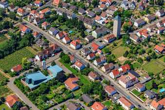 Luftbild von Kirchenturm und Turm- Dach am Kirchengebäude der Heilig Kreuz im Ortsteil Lachen-Speyerdorf in Neustadt an der Weinstraße im Bundesland Rheinland-Pfalz, Deutschland