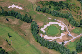 Gelände des Golfplatz Golfanlage Landgut Dreihof in Essingen im Bundesland Rheinland-Pfalz, Deutschland aus der Drohnenperspektive