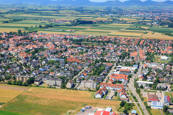 Luftbild von Hochstadter Straße in Offenbach an der Queich im Bundesland Rheinland-Pfalz, Deutschland