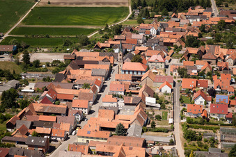 Gartenweg und Protestantische St. Martinskirche in Erlenbach bei Kandel im Bundesland Rheinland-Pfalz, Deutschland