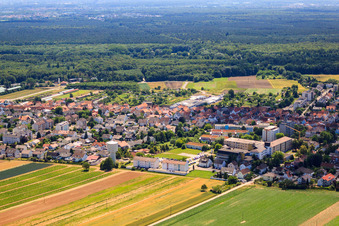 Am Wasserturm in Kandel im Bundesland Rheinland-Pfalz, Deutschland aus der Drohnenperspektive