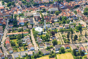 Luftbild von Friedhof und St. Pius in Kandel im Bundesland Rheinland-Pfalz, Deutschland