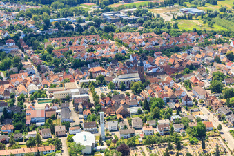 Marktplatz und St. Georg in Kandel im Bundesland Rheinland-Pfalz, Deutschland