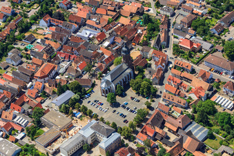 Luftbild von Marktplatz und St. Georg in Kandel im Bundesland Rheinland-Pfalz, Deutschland