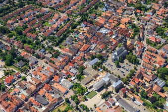 Luftaufnahme von Marktplatz und St. Georg in Kandel im Bundesland Rheinland-Pfalz, Deutschland