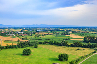 Landebahn des Flugplatz Kehl-Sundheim von Norden im Bundesland Baden-Württemberg, Deutschland