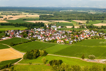 Luftbild von Ortsansicht der Straßen und Häuser der Wohngebiete im Ortsteil Queienfeld in Grabfeld im Bundesland Thüringen, Deutschland