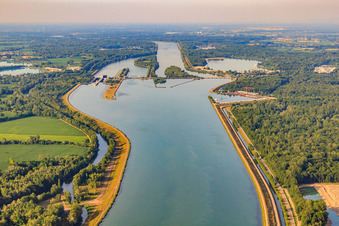 Rjeinbrücke und Rheinschleuse Gambsheim-Freistett von Süden in Rheinau im Bundesland Baden-Württemberg, Deutschland