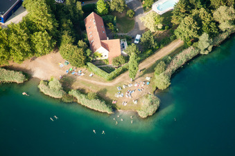 Luftbild von Wohnwagen und Zelte- Campingplatz - und Zeltplatz Zone de Loisirs et Camping de Gambsheim am Baggersee mit Strandbad in Gambsheim in Grand Est im Bundesland Bas-Rhin, Frankreich