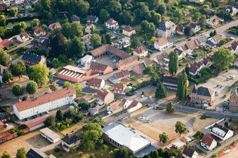 Schrägluftbild von Oberhoffen-sur-Moder im Bundesland Bas-Rhin, Frankreich