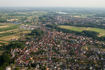 Drohnenbild von Oberhoffen-sur-Moder im Bundesland Bas-Rhin, Frankreich