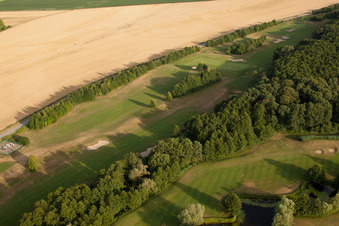 Schrägluftbild von Soufflenheim , Golfclub Soufflenheim Baden-Baden im Bundesland Bas-Rhin, Frankreich
