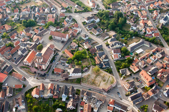 Drohnenaufname von Soufflenheim im Bundesland Bas-Rhin, Frankreich