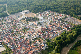 Soufflenheim im Bundesland Bas-Rhin, Frankreich aus der Drohnenperspektive