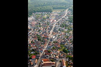 Soufflenheim im Bundesland Bas-Rhin, Frankreich von einer Drohne aus