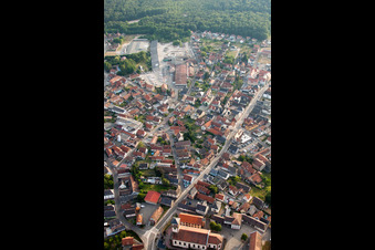 Soufflenheim im Bundesland Bas-Rhin, Frankreich von der Drohne aus gesehen