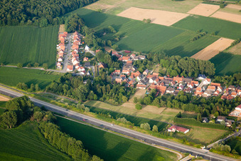 Kesseldorf von Westen im Bundesland Bas-Rhin, Frankreich von oben