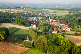 Neewiller-près-Lauterbourg im Bundesland Bas-Rhin, Frankreich von einer Drohne aus