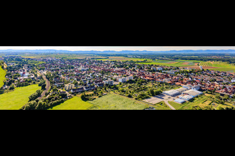 Stadtpanorama von der Bahnlinie über Raiffeisenstraße bis DBK in den Unterkandeler Gärten in Kandel im Bundesland Rheinland-Pfalz, Deutschland