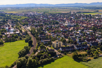 Stadtansicht mit Bahnlinie von Südosten in Kandel im Bundesland Rheinland-Pfalz, Deutschland