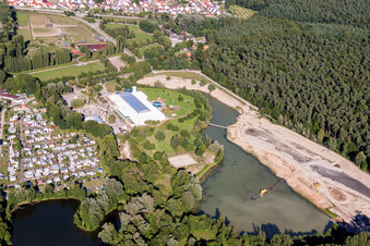Uferbereiche am Sandstrand des Freibades Freizeitzentrum Moby Dick in Rülzheim im Bundesland Rheinland-Pfalz, Deutschland