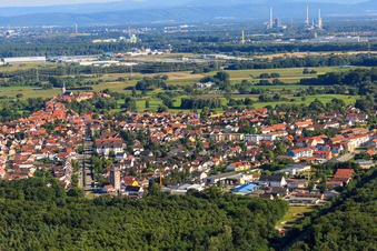 Buchstraße von Norden in Jockgrim im Bundesland Rheinland-Pfalz, Deutschland