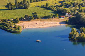 Strandbad Jockgrim mit Badeinsel im Baggersee Johanneswiese im Bundesland Rheinland-Pfalz, Deutschland