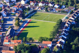 Fußballplatz des TSG in Jockgrim im Bundesland Rheinland-Pfalz, Deutschland von oben