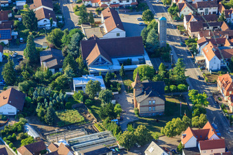 Rathaus, kath. Kirche Sankt Georg in Jockgrim im Bundesland Rheinland-Pfalz, Deutschland